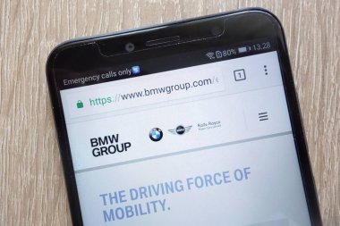 Konskie, Polonya - 04 Ağustos 2018: modern bir akıllı telefon üzerinde görüntülenen Bmw grubu Web sitesi