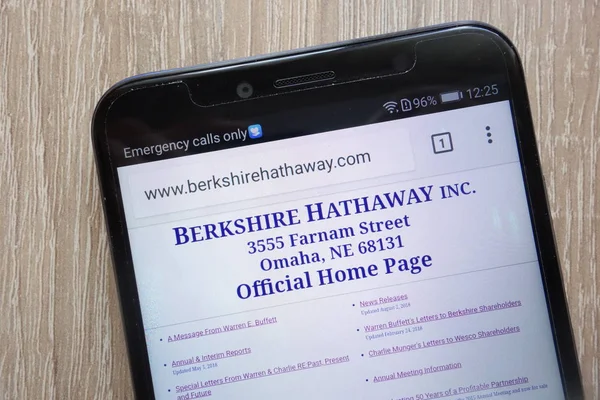 Konskie, poland - august 04, 2018: berkshire hathaway website angezeigt auf einem modernen smartphone — Stockbild Konskie Poland August 2018 Berkshire Hathaway Website Angezeigt Auf Einem — Stockfoto