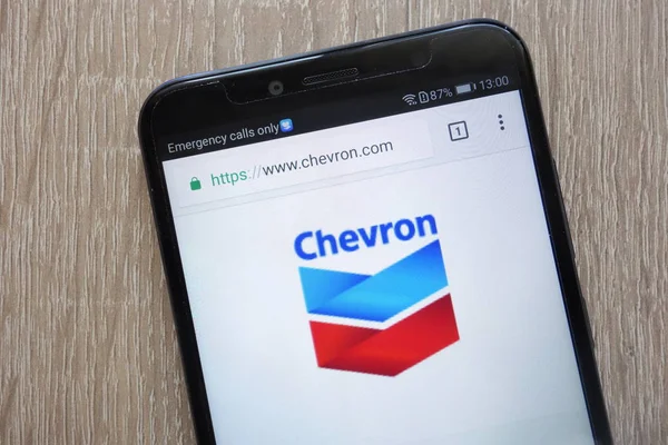 Konskie Polen August 2018 Chevron Website Auf Einem Modernen Smartphone — Stockfoto