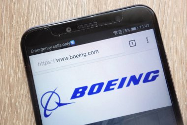 Konskie, Polonya - 04 Ağustos 2018: modern bir akıllı telefon üzerinde görüntülenen Boeing Web sitesi