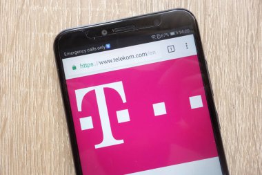 Konskie, Polonya - 04 Ağustos 2018: modern bir akıllı telefon üzerinde görüntülenen Deutsche Telekom Web sitesi