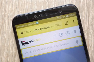 Konskie, Polonya - 04 Ağustos 2018: modern bir akıllı telefon üzerinde görüntülenen Eni Web sitesi