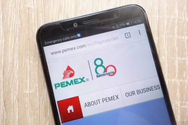 Konskie, Polonya - 04 Ağustos 2018: modern bir akıllı telefon üzerinde görüntülenen Pemex Web sitesi