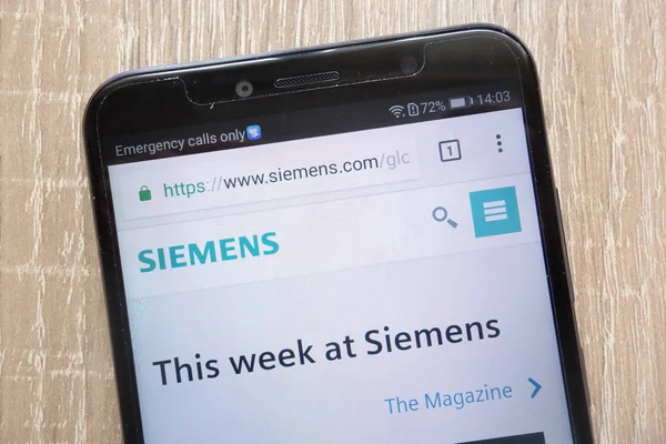 Konskie, polen - august 04, 2018: siemens website angezeigt auf einem modernen smartphone — Stockbild Konskie Polen August 2018 Siemens Website Angezeigt Auf Einem Modernen — Stockfoto