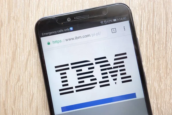 Konskie 폴란드 2018 Ibm 웹사이트 스마트폰에 — 스톡 사진