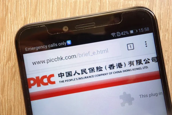 Konskie, polen - 4. August 2018: die Volkskrankenversicherung von China auf einem modernen Smartphone angezeigt — Stockbild Konskie Polen August 2018 Die Volkskrankenversicherung Von China Auf Einem — Stockfoto