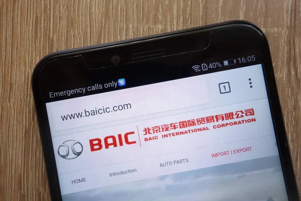 Konskie, polen - 04 august 2018: baic international corporation website auf einem modernen smartphone — Stockbild Konskie Polen August 2018 Baic International Corporation Website Auf Einem — Stockfoto