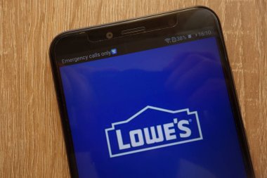 Konskie, Polonya - 04 Ağustos 2018: modern bir akıllı telefon üzerinde görüntülenen Lowe's logosu