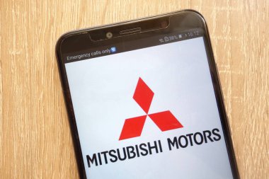 Konskie, Polonya - 04 Ağustos 2018: modern bir akıllı telefon üzerinde görüntülenen Mitsubishi Motors logosu