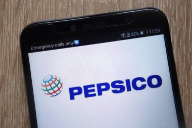 Konskie, Polonya - 04 Ağustos 2018: modern bir akıllı telefon üzerinde görüntülenen Pepsico logosu