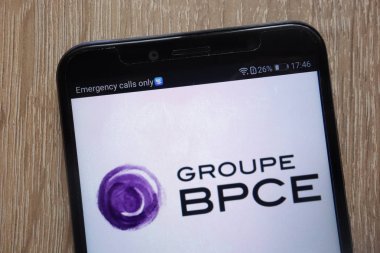 Konskie, Polonya - 04 Ağustos 2018: modern bir akıllı telefon üzerinde görüntülenen Groupe Bpce logosu