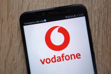 Konskie, Polonya - 04 Ağustos 2018: modern bir akıllı telefon üzerinde görüntülenen Vodafone logosu