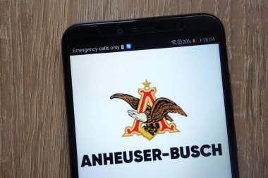 Konskie, Polonya - 04 Ağustos 2018: modern bir akıllı telefon üzerinde görüntülenen Anheuser-Busch InBev logosu