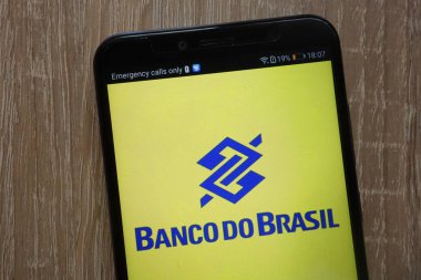 Konskie, Polonya - 04 Ağustos 2018: Banco Brasil logo üzerinde modern bir akıllı telefon görüntülenen mı