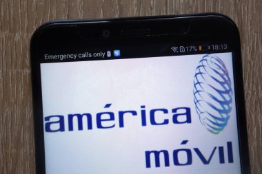 Konskie, Polonya - 04 Ağustos 2018: modern bir akıllı telefon üzerinde görüntülenen Amerika Móvil logosu