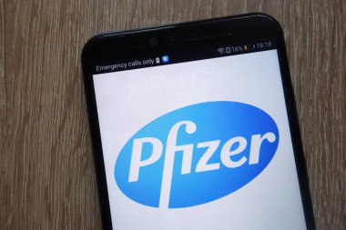 Konskie, Polonya - 04 Ağustos 2018: modern bir akıllı telefon üzerinde görüntülenen Pfizer logosu