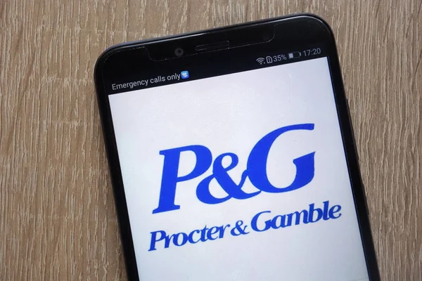Konskie, Polonya - 04 Ağustos 2018: modern bir akıllı telefon üzerinde görüntülenen Procter ve Gamble logosu