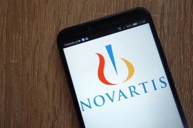 Konskie, Polonya - 11 Ağustos 2018: modern bir akıllı telefon üzerinde görüntülenen Novartis logosu