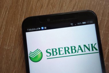 Konskie, Polonya - 11 Ağustos 2018: modern bir akıllı telefon üzerinde görüntülenen Sberbank logosu