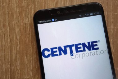 Konskie, Polonya - 11 Ağustos 2018: modern bir akıllı telefon üzerinde görüntülenen Centene şirket logosu