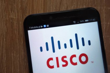 Konskie, Polonya - 11 Ağustos 2018: modern bir akıllı telefon üzerinde görüntülenen Cisco logosu
