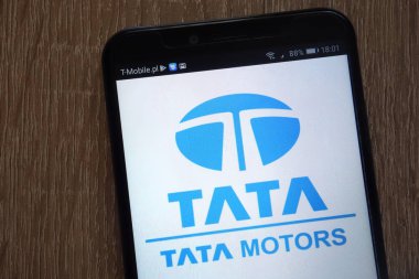 Konskie, Polonya - 11 Ağustos 2018: modern bir akıllı telefon üzerinde görüntülenen Tata Motors logosu