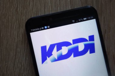 Konskie, Polonya - 11 Ağustos 2018: modern bir akıllı telefon üzerinde görüntülenen KDDI şirket logosu