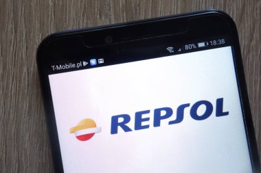 Konskie, Polonya - 11 Ağustos 2018: modern bir akıllı telefon üzerinde görüntülenen Repsol logosu