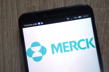 Konskie, Polonya - 11 Ağustos 2018: modern bir akıllı telefon üzerinde görüntülenen Merck ve Co, Inc logosu