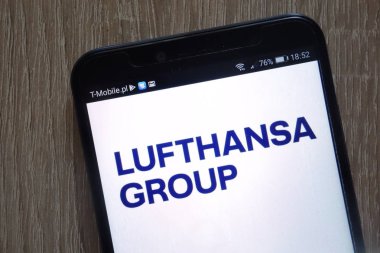 Konskie, Polonya - 11 Ağustos 2018: modern bir akıllı telefon üzerinde görüntülenen Lufthansa Grubu logosu