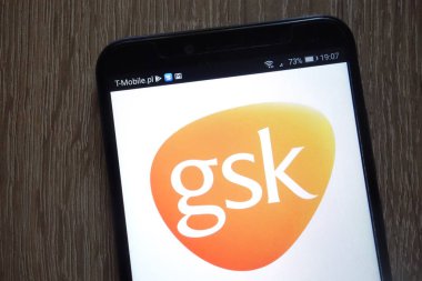 Konskie, Polonya - 11 Ağustos 2018: modern bir akıllı telefon üzerinde görüntülenen Glaxosmithkline logosu