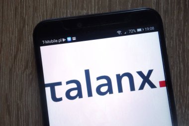 Konskie, Polonya - 11 Ağustos 2018: modern bir akıllı telefon üzerinde görüntülenen Talanx logosu