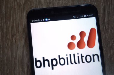 Konskie, Polonya - 11 Ağustos 2018: modern bir akıllı telefon üzerinde görüntülenen Bhp Billiton logosu