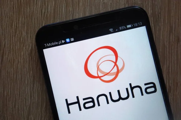 Konskie, Polonya - 11 Ağustos 2018: modern bir akıllı telefon üzerinde görüntülenen Hanwha logosu