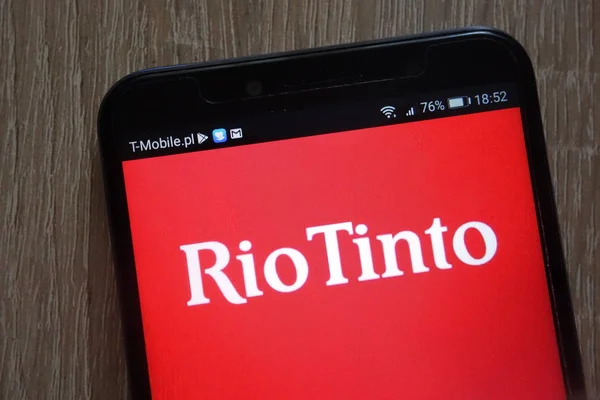 Konskie Polonia Agosto 2018 Logotipo Rio Tinto Muestra Smartphone Moderno — Foto de Stock