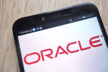 Konskie, Polonya - 16 Ağustos 2018: modern bir akıllı telefon üzerinde görüntülenen Oracle logosu
