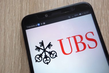 Konskie, Polonya - 16 Ağustos 2018: modern bir akıllı telefon üzerinde görüntülenen Ubs grup Ag logosu
