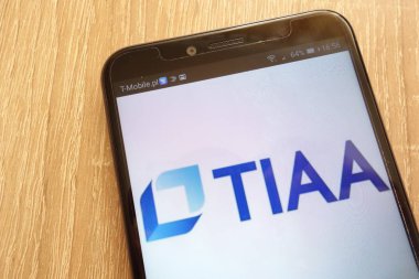 Konskie, Polonya - 16 Ağustos 2018: modern bir akıllı telefon üzerinde görüntülenen Tiaa logosu
