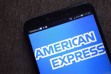 Konskie, Polonya - 16 Ağustos 2018: modern bir akıllı telefon üzerinde görüntülenen American Express logosu