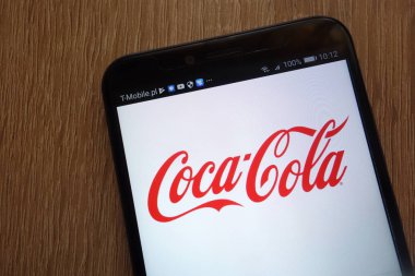 Konskie, Polonya - 18 Ağustos 2018: modern bir akıllı telefon üzerinde görüntülenen Coca Cola logosu