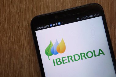 Konskie, Polonya - 18 Ağustos 2018: modern bir akıllı telefon üzerinde görüntülenen Iberdrola logosu