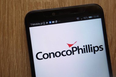 Konskie, Polonya - 18 Ağustos 2018: modern bir akıllı telefon üzerinde görüntülenen Conocophillips logosu