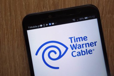 Konskie, Polonya - 18 Ağustos 2018: modern bir akıllı telefon üzerinde görüntülenen Time Warner Cable logosu