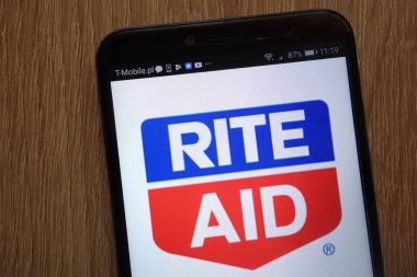 Konskie, Polonya - 18 Ağustos 2018: modern bir akıllı telefon üzerinde görüntülenen Rite Aid logosu