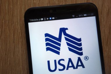 Konskie, Polonya - 18 Ağustos 2018: modern bir akıllı telefon üzerinde görüntülenen Usaa (Birleşmiş Hizmetleri otomobil Derneği) logo