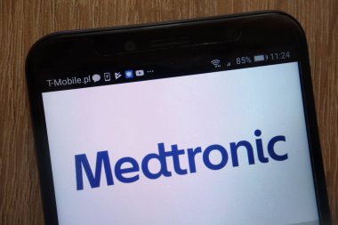 Konskie, Polonya - 18 Ağustos 2018: modern bir akıllı telefon üzerinde görüntülenen Medtronic plc logo