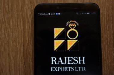 Konskie, Polonya - 18 Ağustos 2018: modern bir akıllı telefon üzerinde görüntülenen Rajesh ihracat logosu