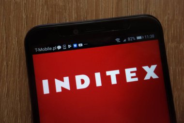 Konskie, Polonya - 18 Ağustos 2018: modern bir akıllı telefon üzerinde görüntülenen Inditex logosu