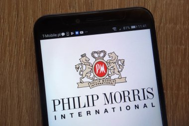 Konskie, Polonya - 18 Ağustos 2018: modern bir akıllı telefon üzerinde görüntülenen Philip Morris International logosu