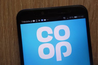 Konskie, Polonya - 18 Ağustos 2018: modern bir akıllı telefon üzerinde görüntülenen Coop logosu